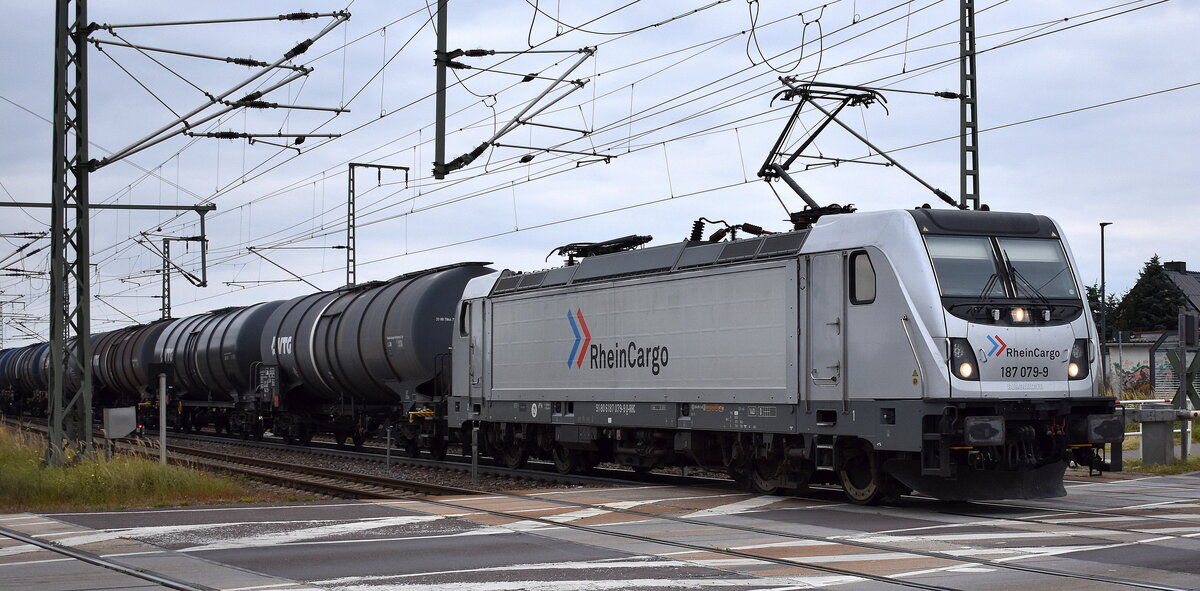 RheinCargo GmbH & Co. KG, Neuss [D] mit ihrer  187 079-9  [NVR-Nummer: 91 80 6187 079-9 D-RHC] und einem Kesselwagenzug am 01.10.25 Höhe Bahnübergang Rodleben.