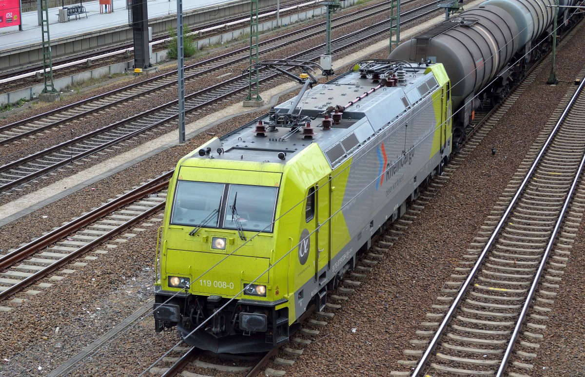 RheinCargo mit 119 008-0 (91 76 0119 008-0 N-RHC bzw. 185 627-7) + Kesselwagenzug f�hrt nach einer kurzen Pause am ehemaligen Gbf. Berlin-Moabit weiter Richtung Spandau am 22.04.15 Berlin-Beusselbr�cke.