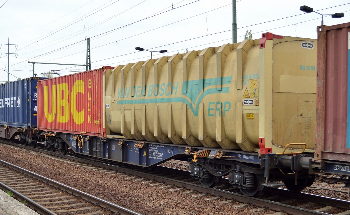 Riesiger Bulkcontainer vom Niederländer VAN DEN BOSCH am 11.04.14 Bhf. Flughafen Berlin-Schönefeld.