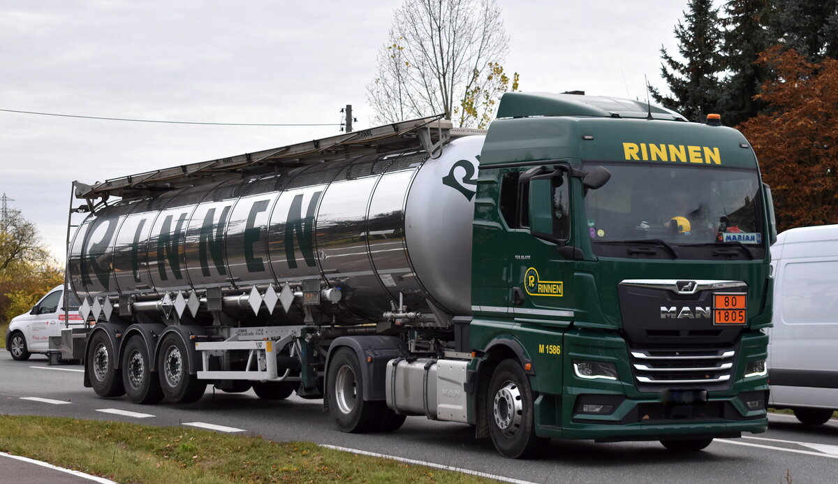 RINNEN GmbH & Co. KG, Intern. Spedition mit einem polnischen Tank-Sattelzug mit MAN TGX 18.470 Zugmaschine lt. UN-Nr.: 80/1805 für die Befüllung mit Phosphorsäure, Lösung am 04.11.25 Bahnübergang Bahnhof Rodleben.