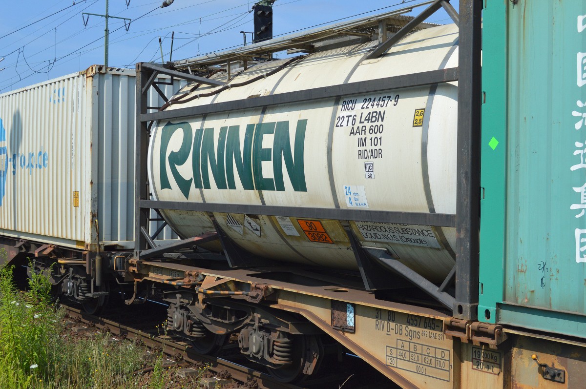 RINNEN Kesselcontainer (UN-Nr.90/3082 = Umweltgefährdender, flüssiger Stoff) am 18.07.15 Bhf. Flughafen Berlin-Schönefeld. 