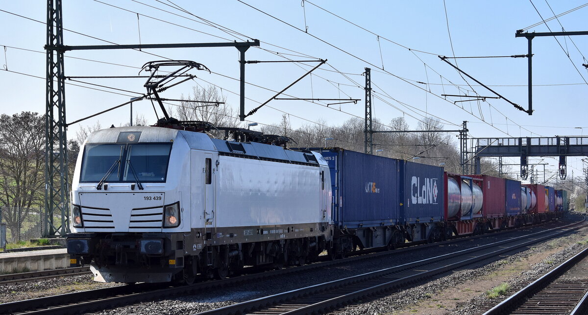 RTB CARGO GmbH, Düren [D] mit der geleasten ELL Vectron  193 439  [NVR-Nummer: 91 80 6193 439-7 D-ELOC] und einem Containerzug am 27.03.25 Höhe Bahnhof Niederndodeleben.