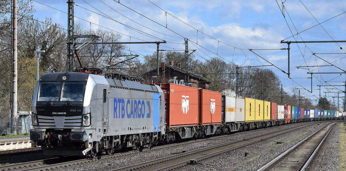 RTB CARGO GmbH, Düren [D] mit deer geleasten Railpool Vectron  6193 179  [NVR-Nummer: 91 80 6193 179-9 D-Rpool] und einem Containerzug am 01.04.25 Höhe Bahnhof Niederndodeleben.