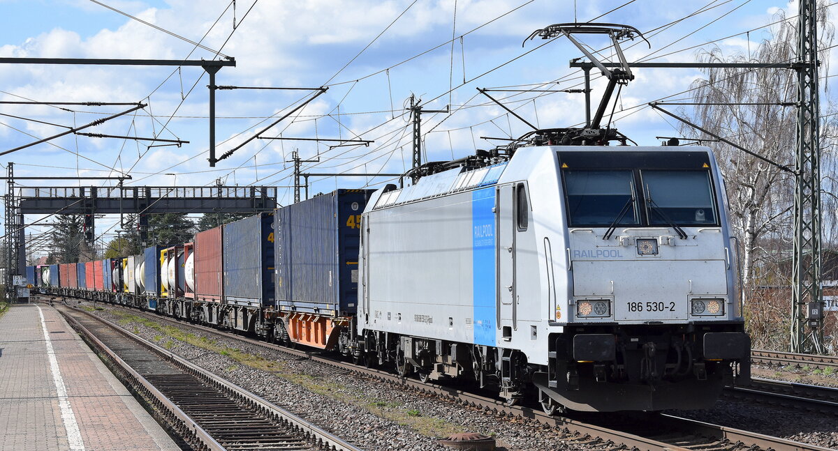 RTB CARGO GmbH, Düren [D] mit der geleasten Railpool Lok  186 530-2  [NVR-Nummer: 91 80 6186 530-2 D-Rpool] und einem Containerzug am 01.04.25 Höhe Bahnhof Niederndodeleben.