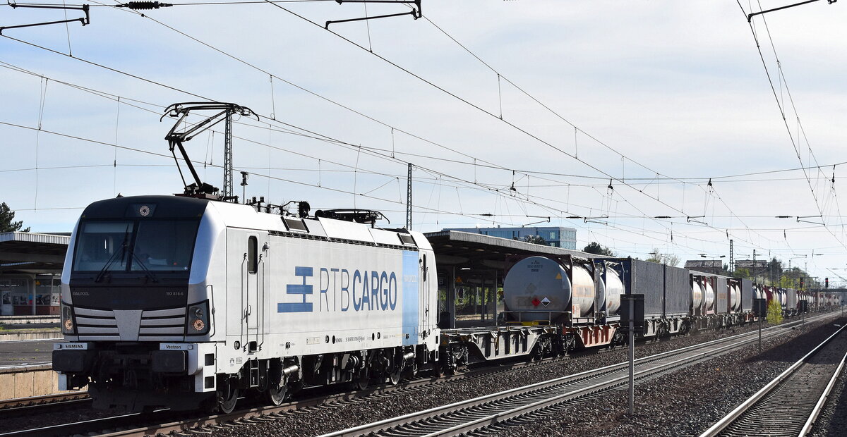 RTB CARGO GmbH, Düren [D] mit der geleasten Railpool Vectron  193 816-6  [NVR-Nummer: 91 80 6193 816-6 D-Rpool] und einem Containerzug Richtung Frankfurt (Oder) am 16.04.25 Höhe Bahnhof Schönefeld b. Berlin.