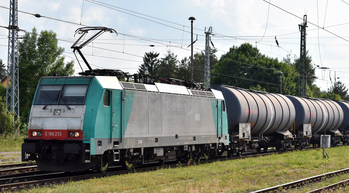 RTB CARGO GmbH, Düren [D] mit der geleasten belgischen ATLU Lok  E 186 233  [NVR-Nummer: 91 88 7186 233-3 B-ATLU] und einem Kesselwagenzug (für Styrol) am 03.06.25 Höhe Bahnhof Stendal Hbf.