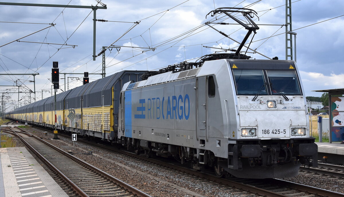 RTB CARGO GmbH, Düren [D]  mit der geleasten Railpool Lok  186 425-5  [NVR-Nummer: 91 80 6186 425-5 D-Rpool] und einem geschlossenen PKW-Transportzug am 23.06.25 Höhe Bahnhof Rodleben.