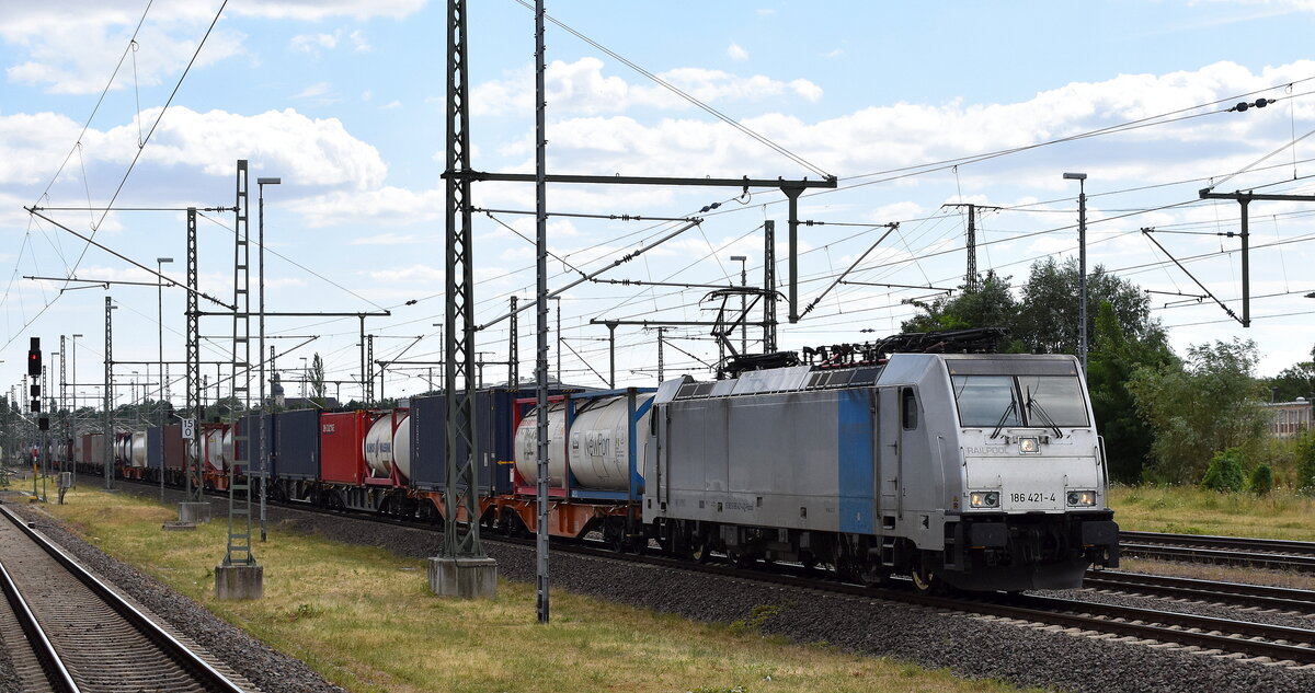 RTB CARGO GmbH, Düren [D]  mit der geleasten  Railpool Lok  186 421-4  [NVR-Nummer: 91 80 6186 421-4 D-Rpool] und einem Containerzug am 10.07.25 Höhe Bahnhof Magdeburg Hbf.
