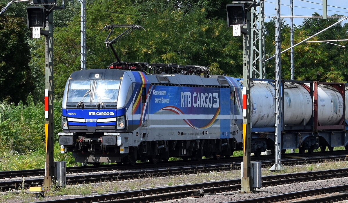RTB CARGO GmbH, Düren [D] mit der geleasten Railpool Vectron  6193 174  [NVR-Nummer: 91 80 6193 174-0 D-Rpool] und einem Containerzug aus Frankfurt/Oder am 09.08.25 Höhe Bahnhof Magdeburg  Hbf.