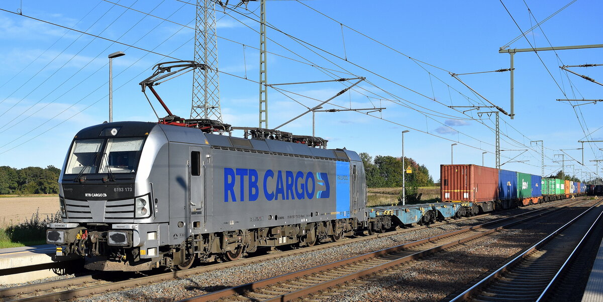 RTB CARGO GmbH, Düren [D] mit der geleasten Railpool Vectron  6193 173  [NVR-Nummer: 91 80 6193 173-2 D-Rpool] und einem Containerzug am 24.09.25 Höhe Bahnhof Rodleben.