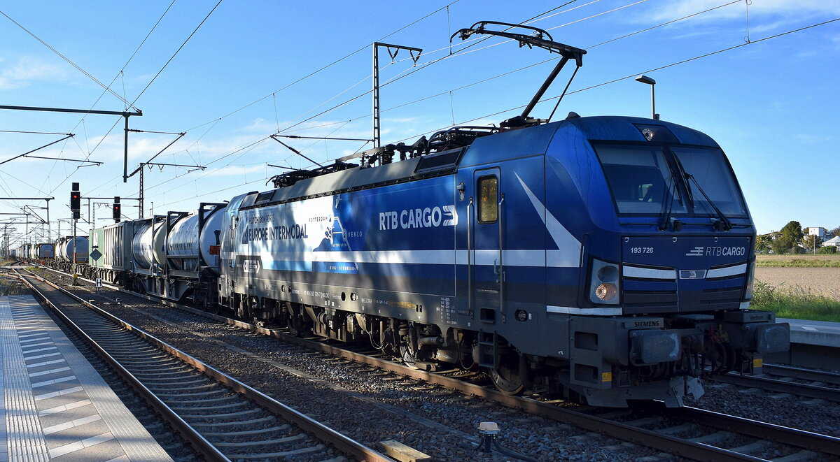 RTB CARGO GmbH, Düren [D] mit der geleasten ELL Vectron  193 726   [NVR-Nummer: 91 80 6193 726-7 D-ELOC] und einem Containerzug am 24.09.25 Höhe Bahnhof Rodleben.