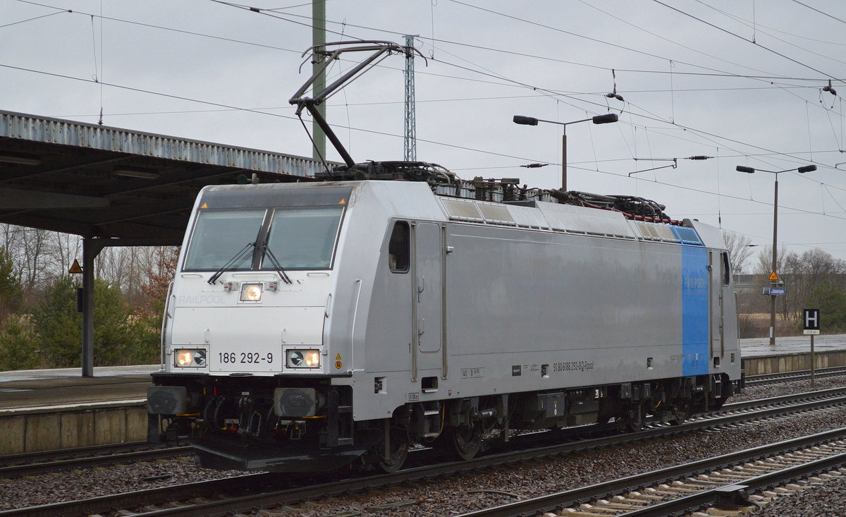 RTB CARGO GmbH mit der Railpool Lok 186 292-9 (NVR-Number: 91 80 6186 292-9 D-Rpool, Bombardier Bj.2016] am 22.02.17 Bf. Flughafen Berlin-Schönefeld.