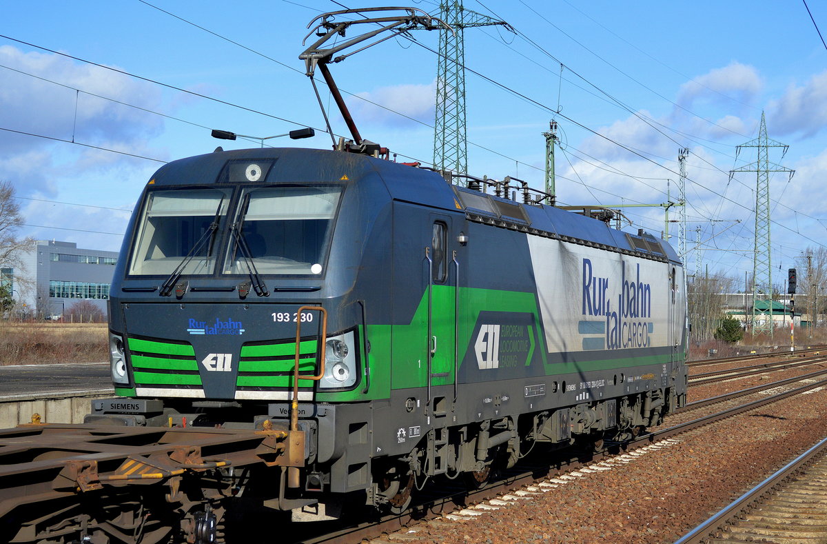 RTB Cargo mit der ELL Vectron 193 230-0 und einem auffällig schwach ausgelasteten Containerzug am 21.02.17 Bf. Flughafen Berlin-Schönefeld.