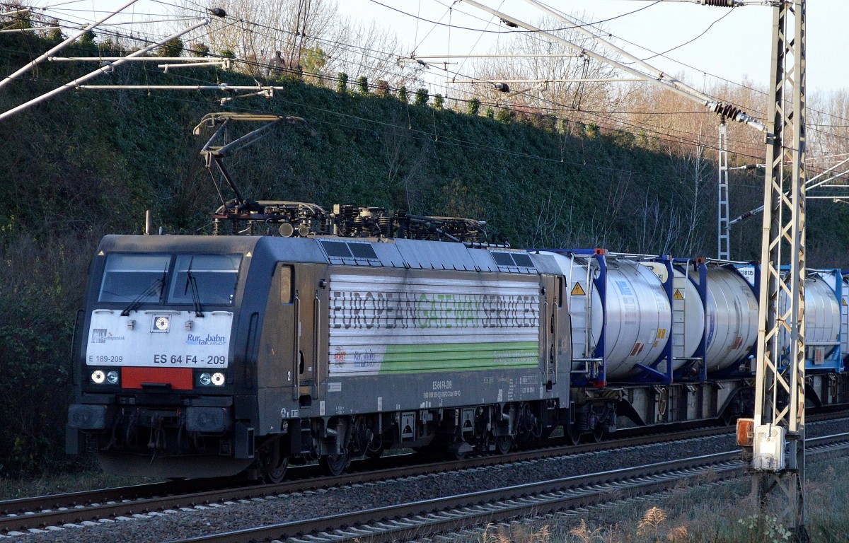 RTB Cargo mit MRCE Dispolok E 189-209/ES 64 F4-209 (NVR-Number: 91 80 6189 209-0 D-DISPO, Siemens Bj.2006) mit Containerzug am 10.12.15 Berlin-Hohenschönhausen.