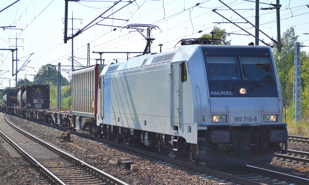 RTB Cargo mit der Railpool Mietlok 185 716-8 und einem Containerzug am 08.09.16 Bf. Flughafen Berlin-Schönefeld.
