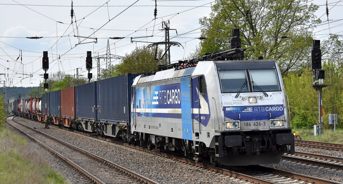 RTB Cargo - Rurtalbahn Cargo GmbH, Düren [D] mit der geleasten Railpool Lok  186 426-3  [NVR-Nummer: 91 80 6186 426-3 D-Rpool] und einem Containerzug Richtung Frankfurt/Oder am 23.04.25 Höhe Bahnhof Saarmund.