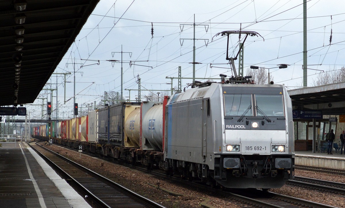 RTB mit Railpool Mietlo 185 692-1 (91 80 6185 692-1 D-Rpool, Bombardier Bj.2011) mit Containerzug bei der Durchfahrt Bhf. Flughafen Berlin-Schönefeld 19.03.14