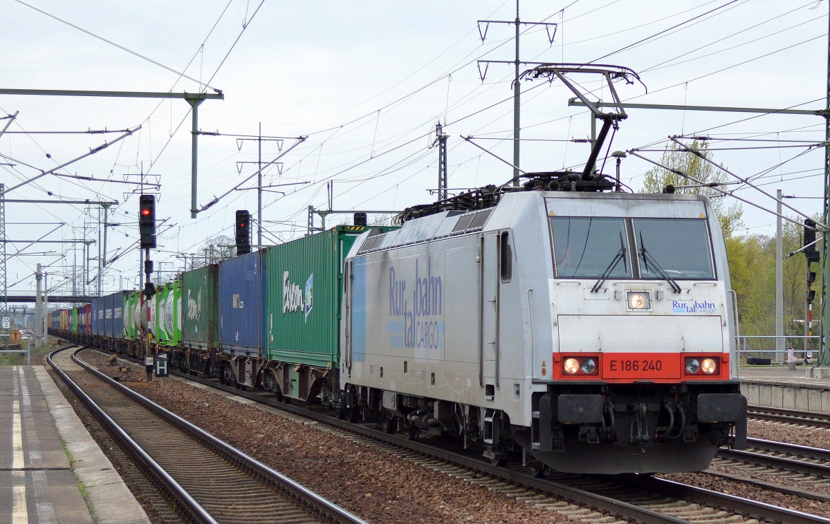RTB - Rurtalbahn Cargo E 186 240 (91 80 6186 240-8 D-CBR) mit Containerzug bei der Durchfahrt Bhf. Flughafen Berlin-Schönefeld, 11.04.14