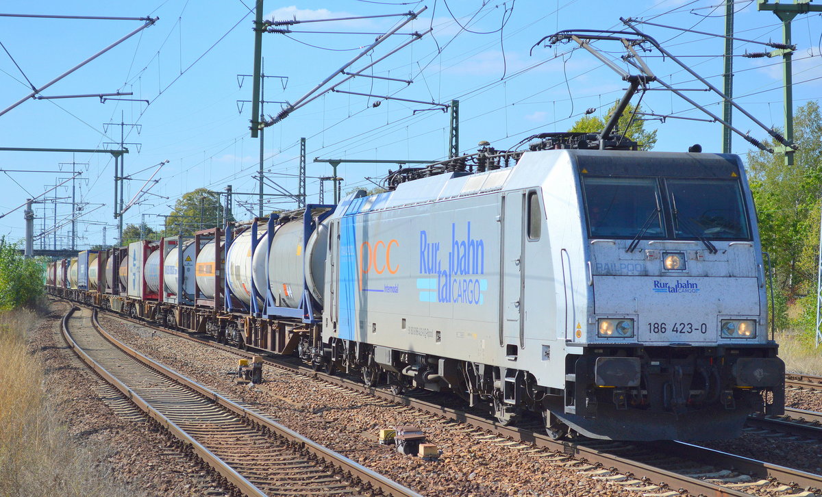 RTBC 186 423-0 mit Containerzug am 15.09.16 Bf. Flughafen Berlin-Schönefeld.