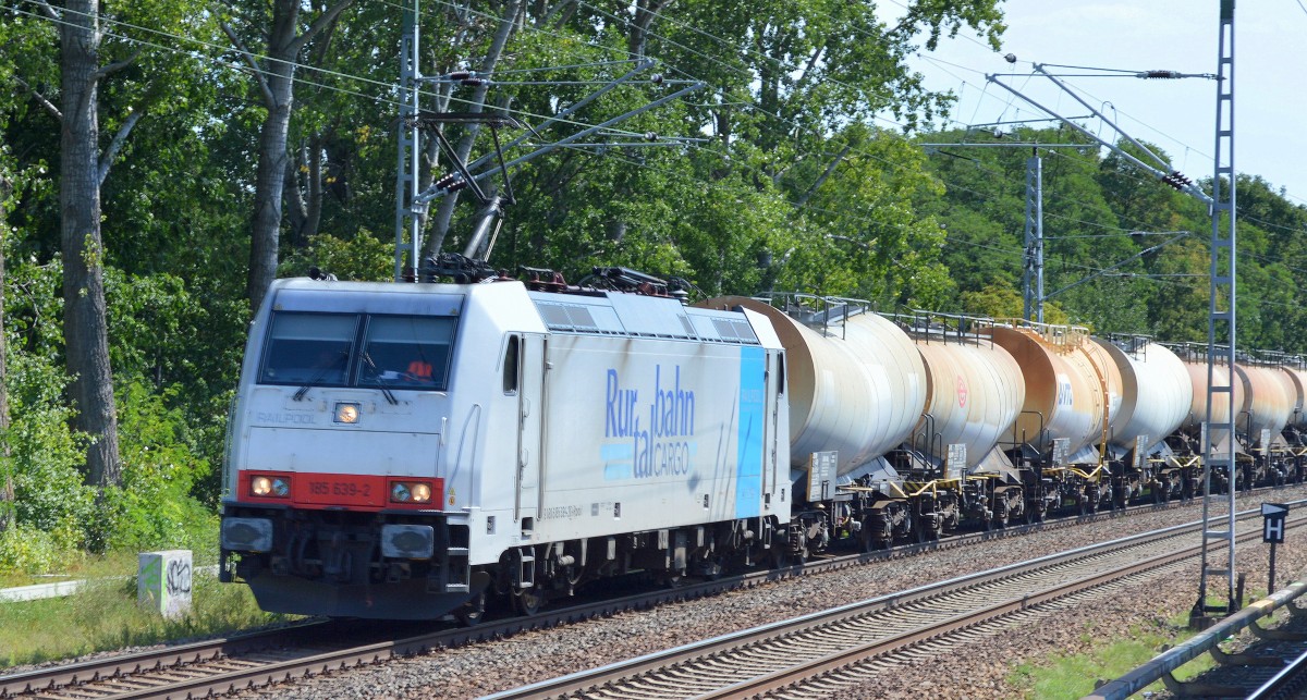 RTBC mit 185 639-2 (91 80 6185 639-2 D-Rpool, Bombardier Bj.2009) am 21.08.15 mit einem Knickkesselwagenzug für Kreideschlamm Richtung Oranienburg in Mühlenbeck/Mönchmühle bei Berlin.