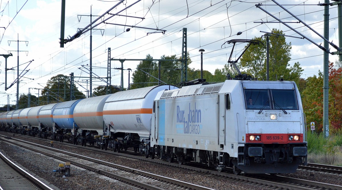 RTBC mit 185 639-2 mit einem Ganzzug Gasdruckkesselwagen (1,2- bzw. 1,3- Butadien) am 30.09.15 Durchfahrt Bhf. Flughafen Berlin-Schönefeld.