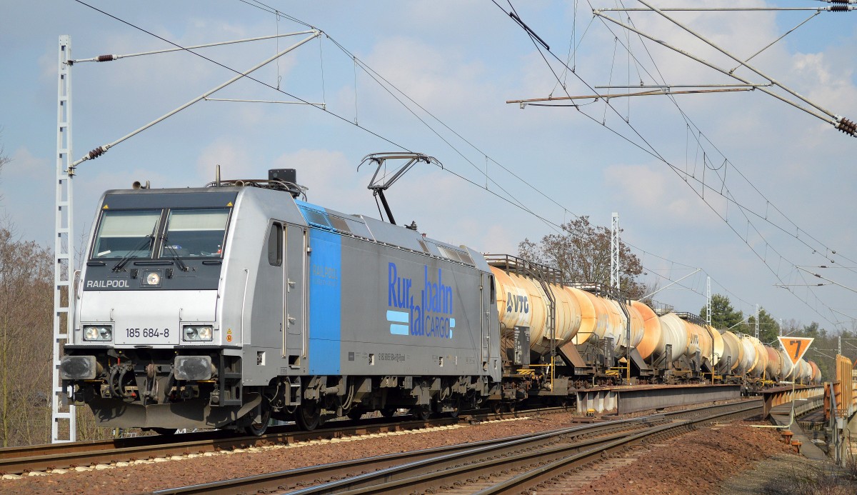 RTBC mit 185 684-8 und Ganzzug Knickkesselwagen (für Kreideschlamm,leer) am 08.03.16 Berlin-Wuhlheide. Viele Grüße an den Tf !!!!! 