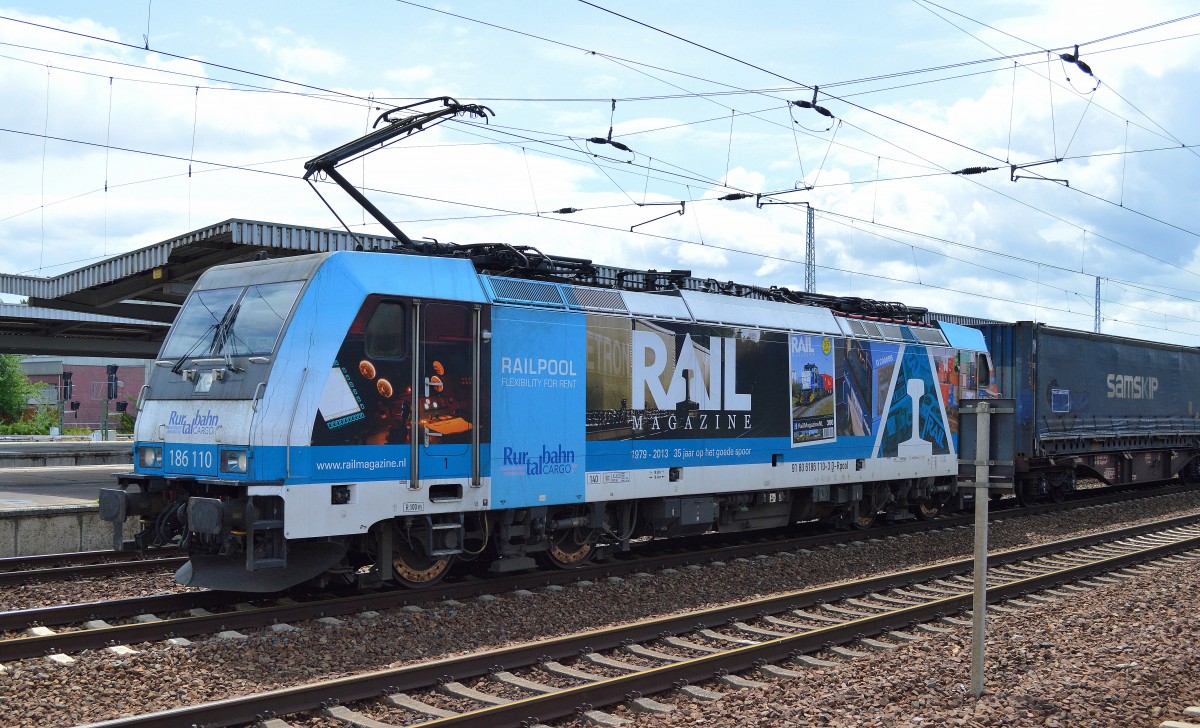 RTBC mit 186 110-3 und Containerzug am 19.06.15 bei der Durchfahrt Bhf. Flughafen Berlin-Schönefeld.