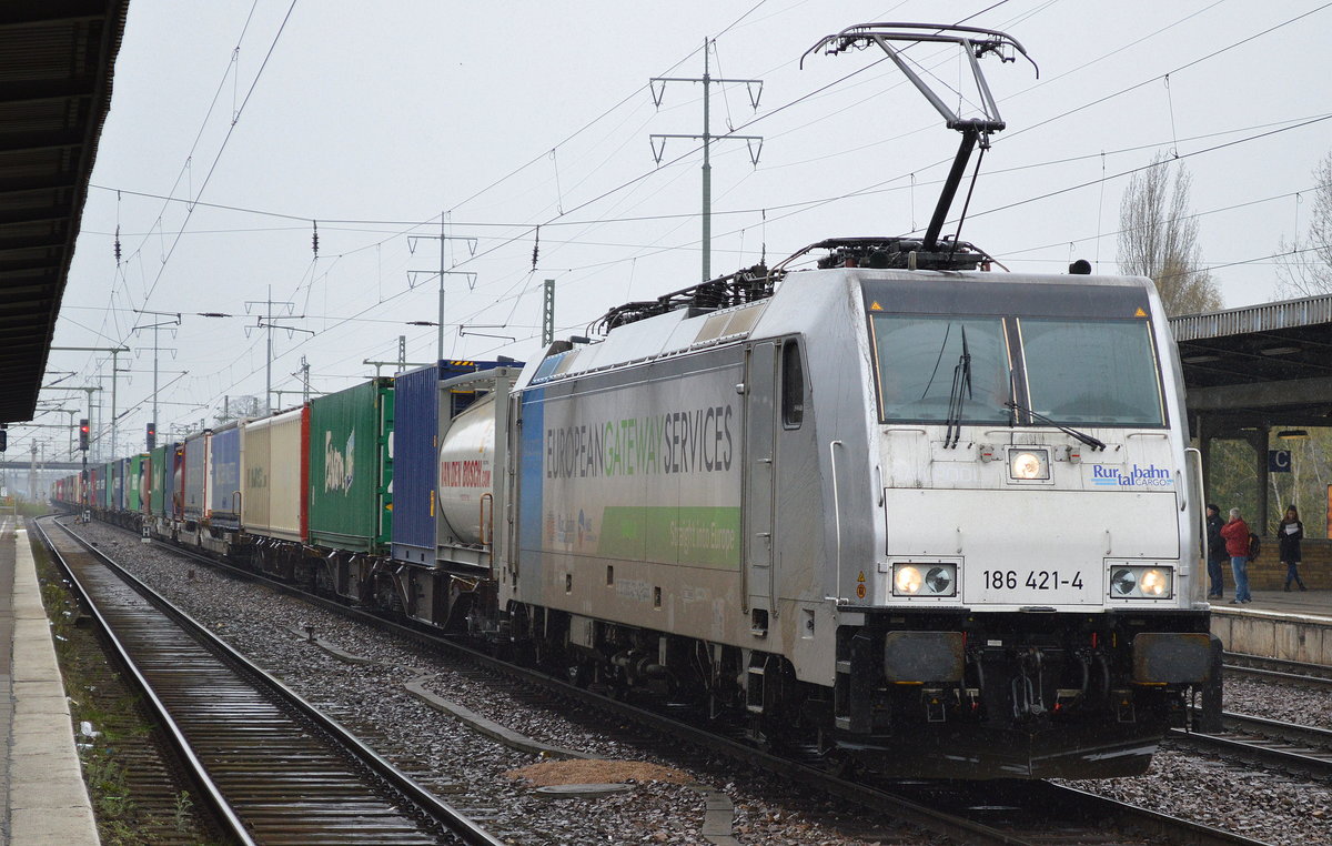RTBC mit 186 421-4 und Containerzug am 15.04.16 Bhf. Flughafen Berlin-Schönefeld.