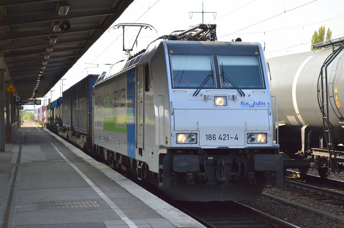 RTBC mit 186 421-4 und Containerzug am 16.09.16 Durchfahrt Bf. Flughafen Berlin-SChönefeld.