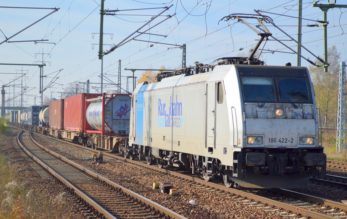 RTBC mit 186 422-2 + Containerzug am 31.10.15 Bhf. Flughafen Berlin-Schönefeld.