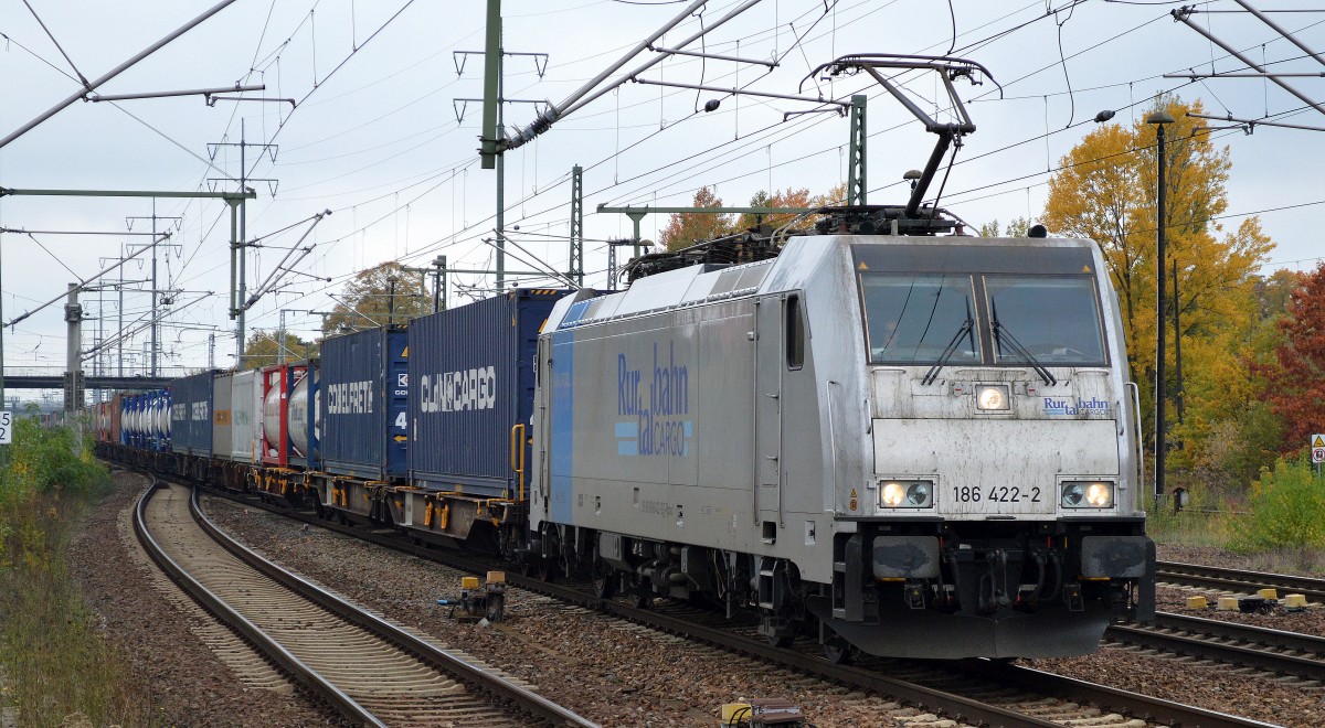 RTBC mit 186 422-2 und Containerzug am 17.10.15 Durchfahrt Bhf. Flughafen Berlin-Schönefeld.