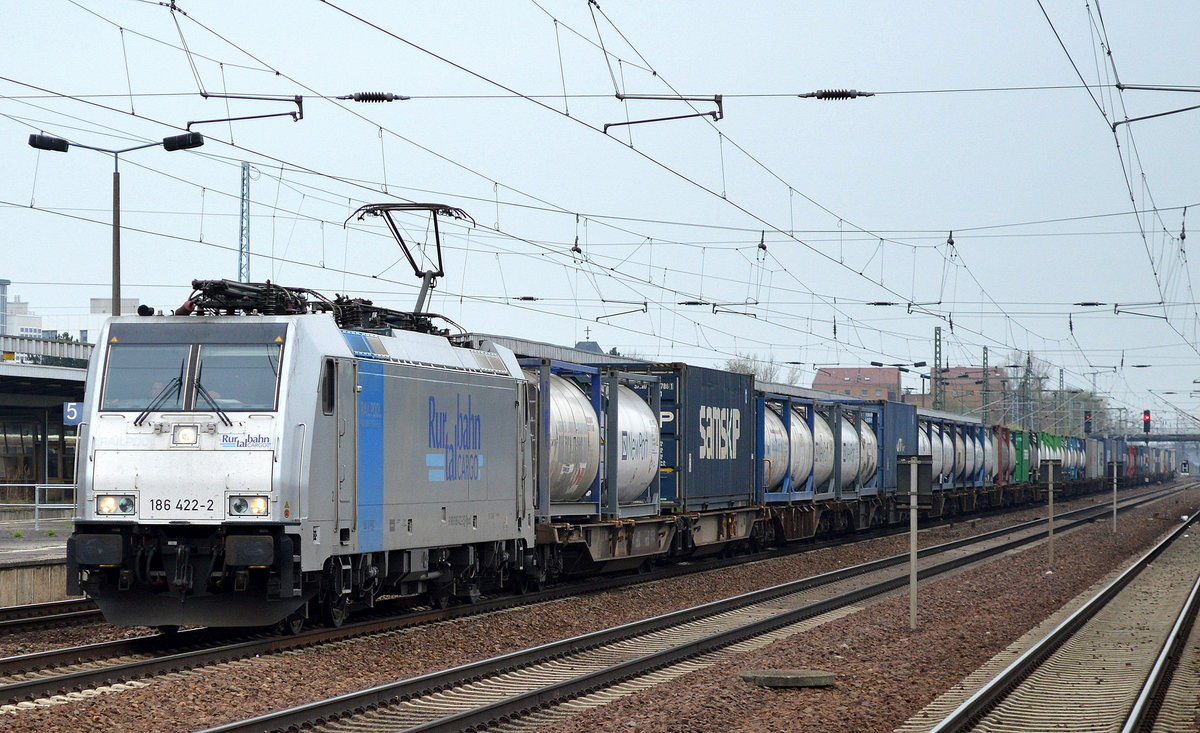 RTBC mit 186 422-2 und Containerzug am 12.04.16 Durchfahrt Bhf. Flughafen Berlin-Schönefeld.