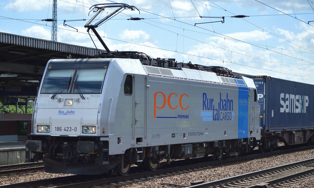 RTBC mit 186 423-0 und Containerzug am 06.07.16 Bf. Flughafen Berlin-Schönefeld.