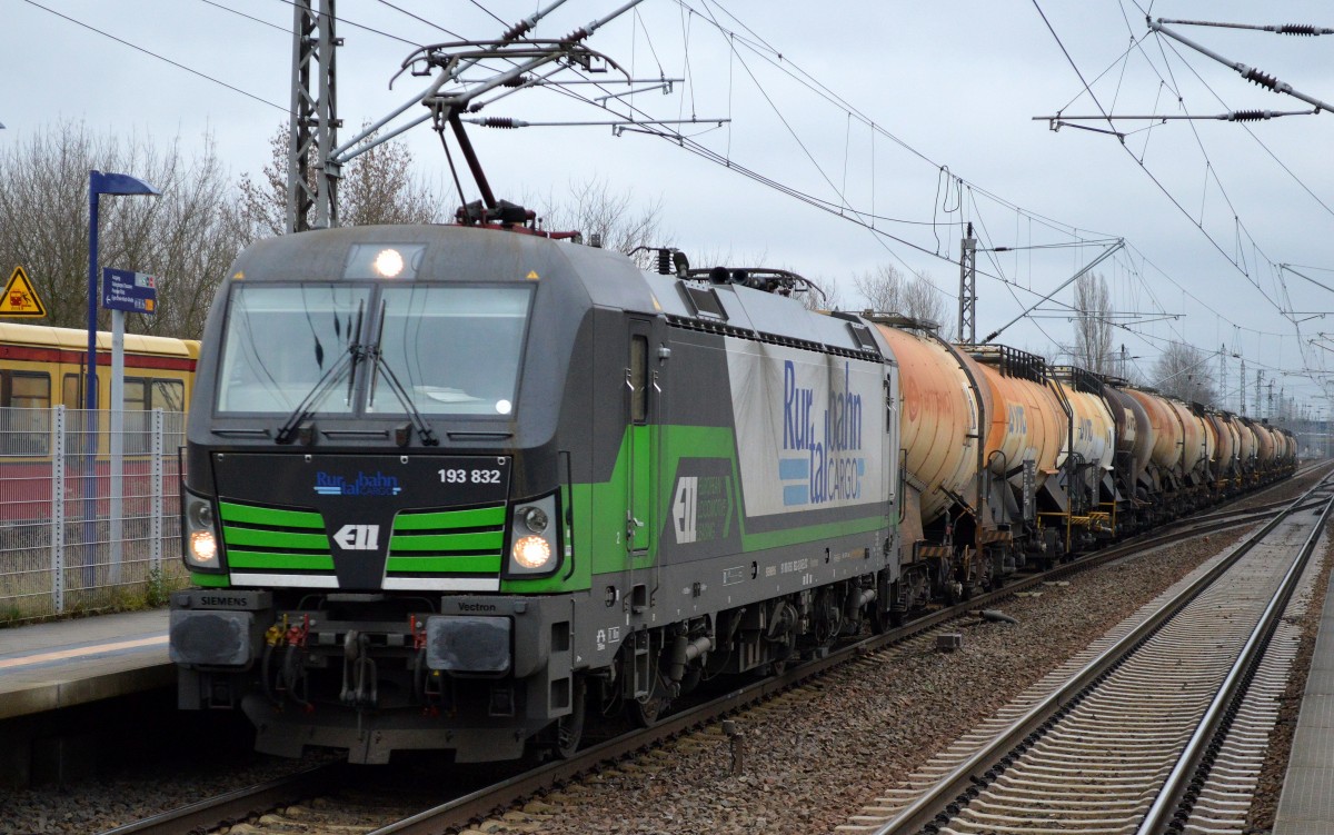 RTBC mit ELL Vectron 193 832 und einem Kesselwagenzug (Kreideschlamm) am 17.12.15 Berlin-Hohenschönhausen.