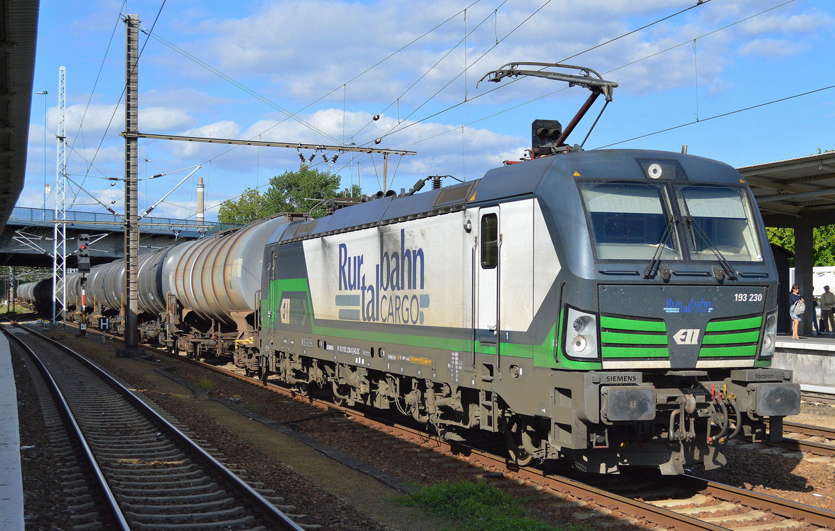 RTBC mit der ELL Vectron 193 230-0 und Kesselwagenzug am 17.07.17 Durchfahrt Bf. Berlin-Lichtenberg.
