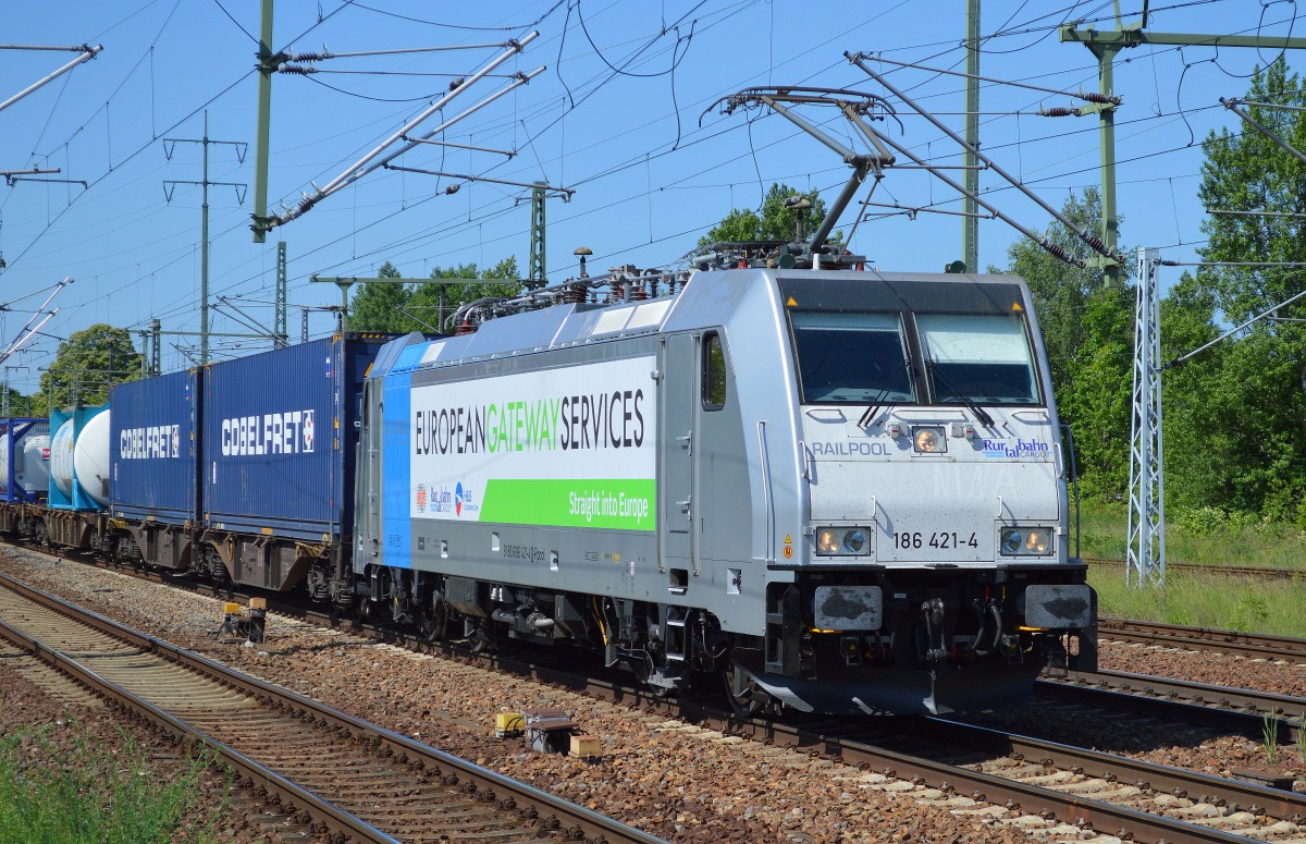 RTBc mit der ganz neuen Railpool-Lok 186 421-4 (91 80 6186 421-4 D-Rpool, Bombardier Bj.2015) am 04.06.15 mit Containerzug Durchfahrt Bhf. Flughafen Berlin-Sch�nefeld.