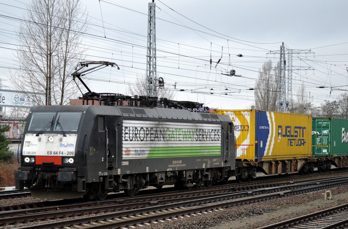 RTBC mit MRCE Dispolok E 189-209/ES 64 F4-209 mit Containerzug am 17.12.15 Berlin-Springpfuhl.