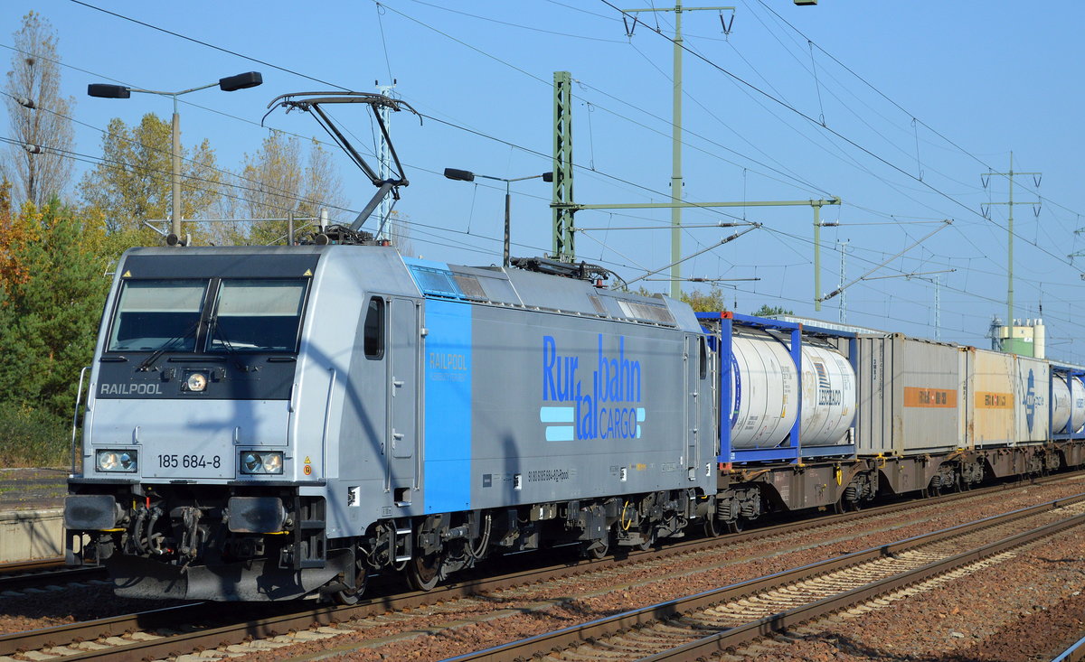 RTBC mit der Railpool-Lok 185 684-8 und Containerzug am 16.10.17 Bf. Flughafen Berlin-Schönefeld.