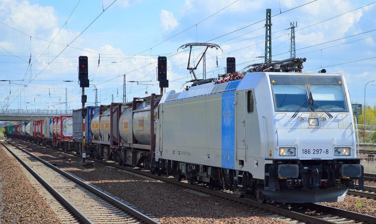 RTBC mit der Railpool-Lok 186 297-8 [NVR-Number: 91 80 6186 297-8 D-Rpool, Bombardier Bj.2016] und Containerzuug am 26.04.17 Nf. Flughafen Berlin-Schönefeld.