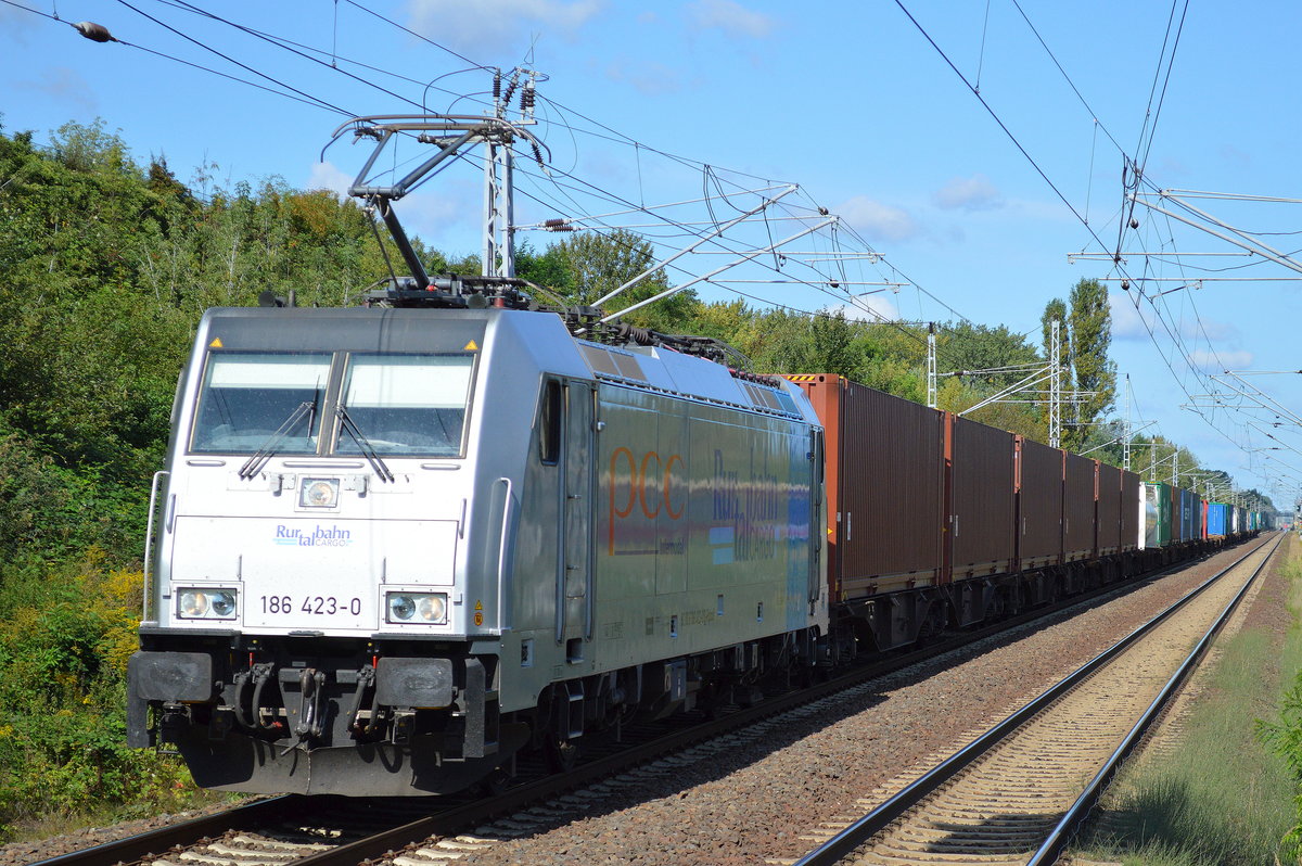 RTBC mit der Railpool-Lok 186 423-0 und Containerzug am 04.09.17 Bf.Berlin-Hohenschönhausen.