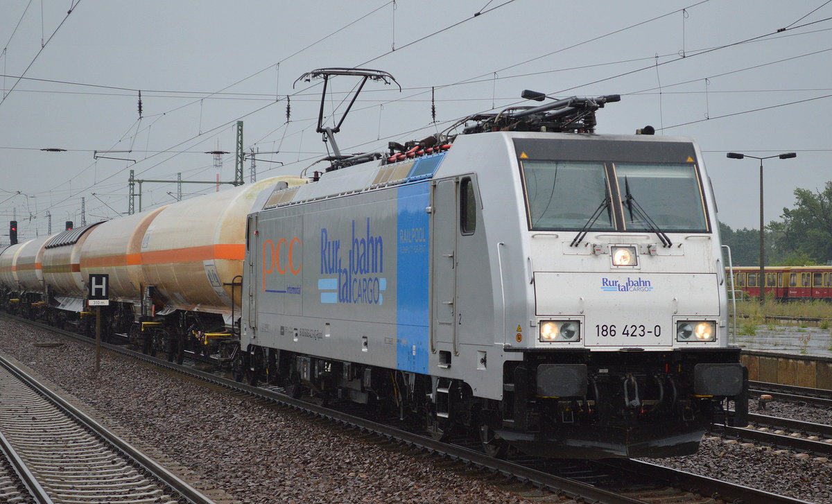 RTBC mit der Railpool-Lok 186 423-0 und einem Ganzzug Gasdruckkesselwagen (Butan) am 10.07.17 Bf. Flughafen Berlin-Schönefeld.