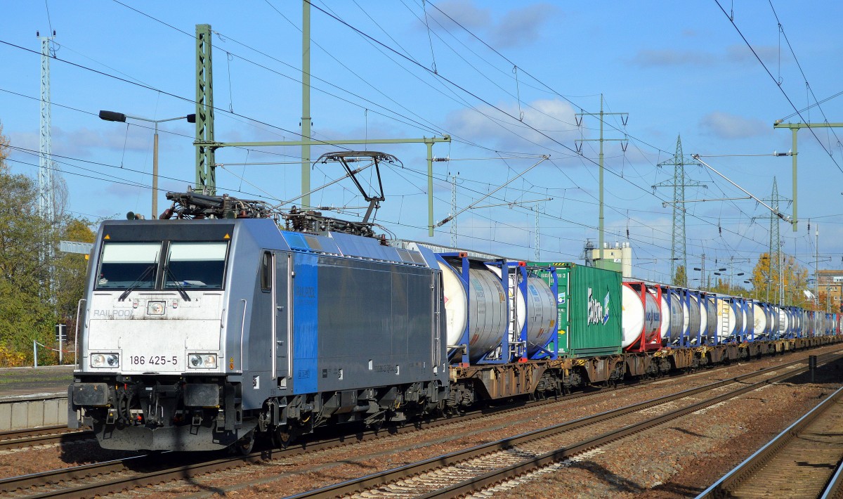RTBC mit Railpool-Lok 186 425-5 (91 80 6186 425-5 D-Rpool, Bombardier Bj. 2015) und Containerzug am 26.10.15 Durchfahrt Bhf. Flughafen Berlin-Schönefeld.