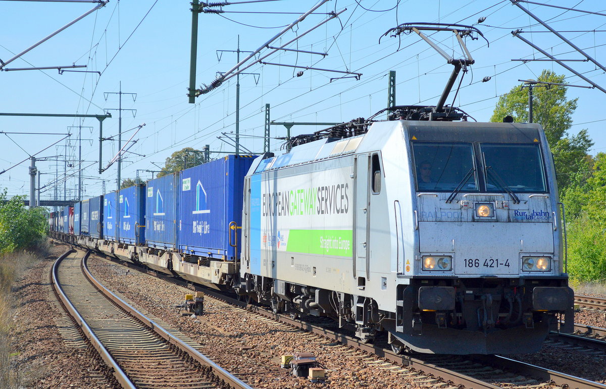 RTBC mit der Railpool Lok 186 421-4 und Containerzug am 08.09.16 Bf. Flughafen Berlin-Schönefeld.