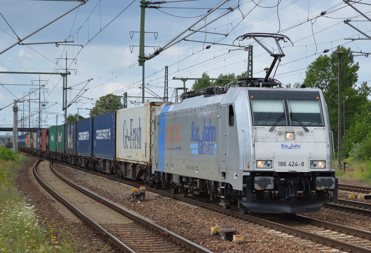 RTBC mit Railpool-Mietlok 186 424-8 mit Containerzug am 21.07.15 Bhf. Flughafen Berlin-Schönefeld.