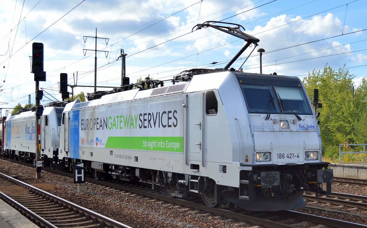 RTBC mit Railpoollok 186 421-4 mit 186 424-8 und Containerzug am Haken am 25.09.15 Durchfahrt Bhf. Flughafen Berlin-Schönefeld.