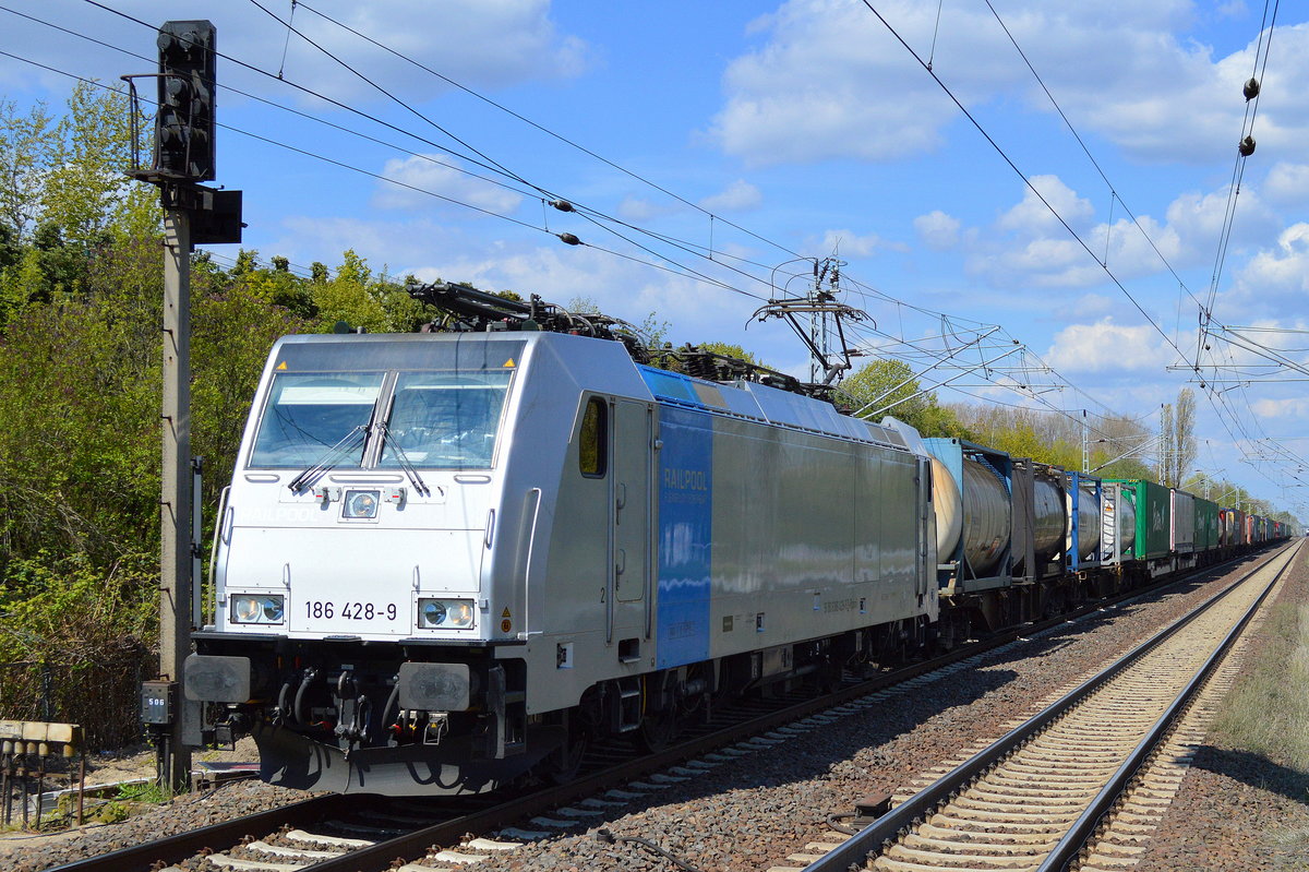RTBC mit Railpoollok 186 428-9 und Containerzug am 29.04.16 Berlin-Hohenschönhausen. 