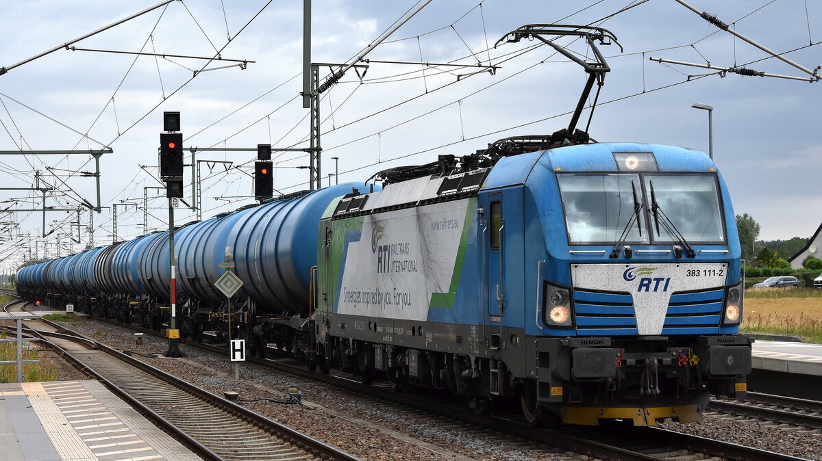 RTI - Railtrans International, s.r.o., Bratislava [SK] mit ihrer  383 111-2  [NVR-Number: 91 56 6383 111-2 SK-RTI] und einem Kesselwagenzug für Erdöldestillate, N.A.G. oder Erdölprodukte, N.A.G. am 23.06.25 Höhe Bahnhof Rodleben.