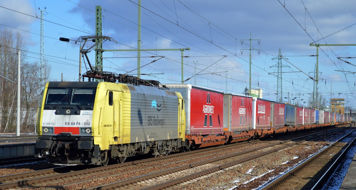 Rücktour nach Rotterdam, der ERSR Poznan-Shuttle mit MRCE Dispo E 189-202/ES 64 F4-202 am 05.02.15 Durchfahrt Bhf. Flughafen Berlin-Schönefeld.