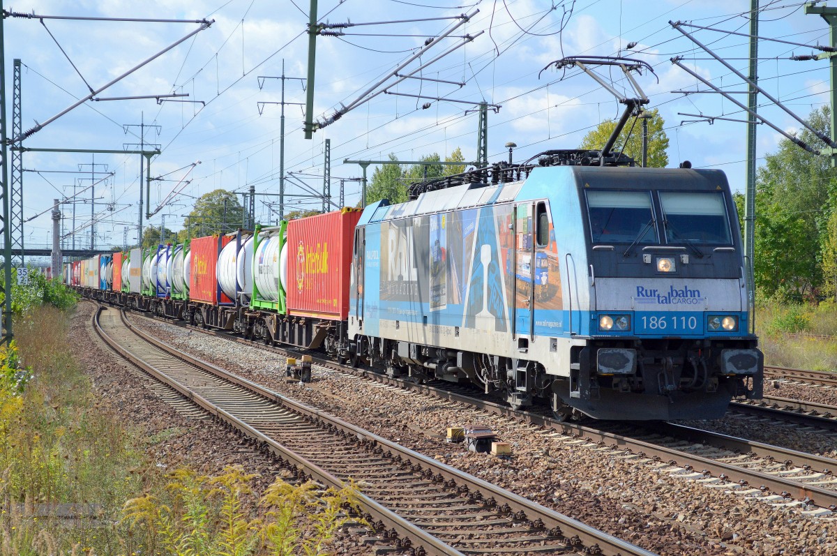 Rurtalbahn mit Railpool Mietlok 186 110 erneut mit Containerzug bei der Durchfahrt Bhf. Flughafen Berlin-Schönefeld, 09.09.14