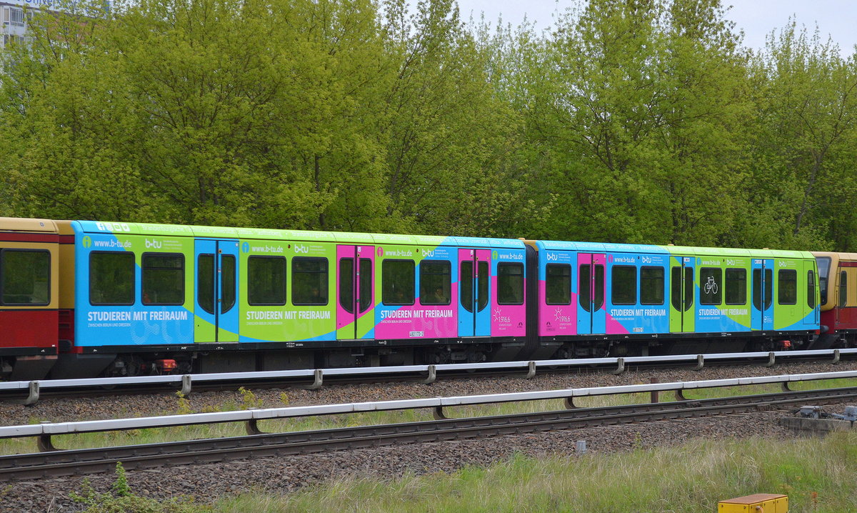 S-Bahn Viertelzug 481 173-3/482 173-2 mit der Werbung des Unternehmens b-tu am 03.05.17 S-Bahnhof Berlin-Hohenschönhausen.